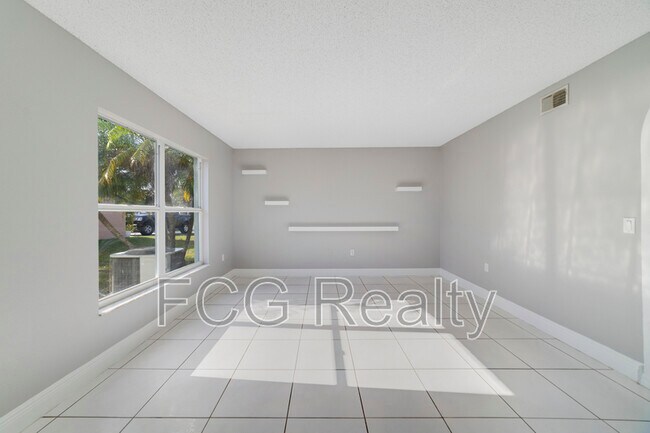 Building Photo - 3170 Santa Cruz Dr