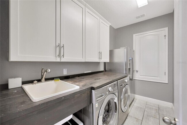 Building Photo - 6518 Park Strand Dr