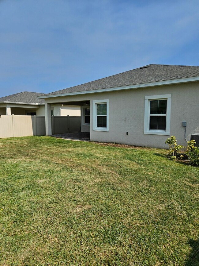 Building Photo - 4 Bedroom 2 bath beautiful spacious home i...
