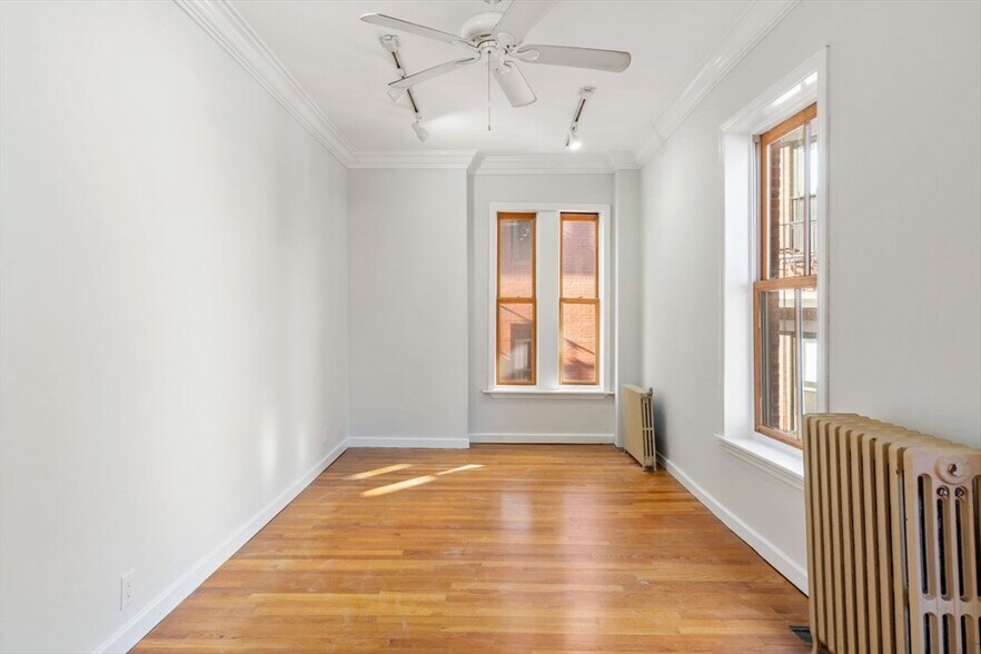 Building Photo - 17 Cazenove St