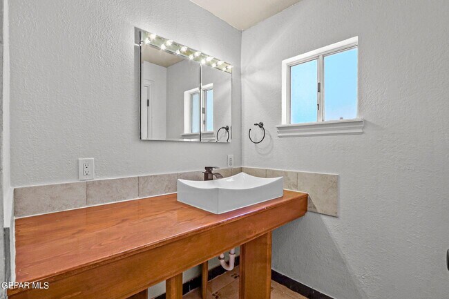 Building Photo - 5109 Memory Dr