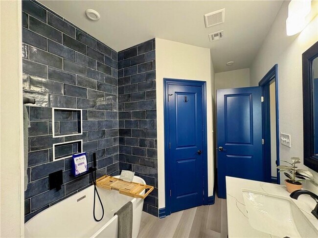 Building Photo - 431 Leboeuf St