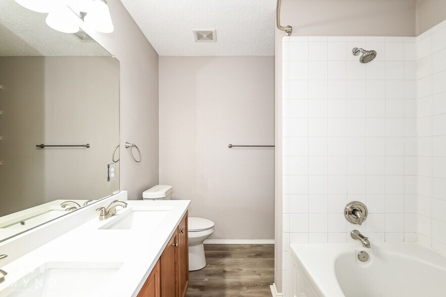 Building Photo - 1120 Single Tree Dr