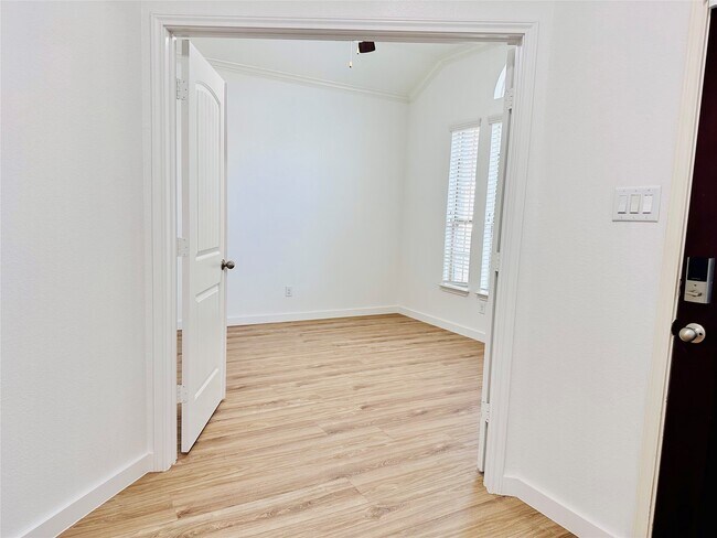 Building Photo - 25827 Rustica Dr