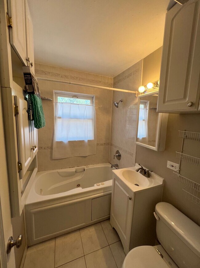 Building Photo - Cute East Denver Bungalow