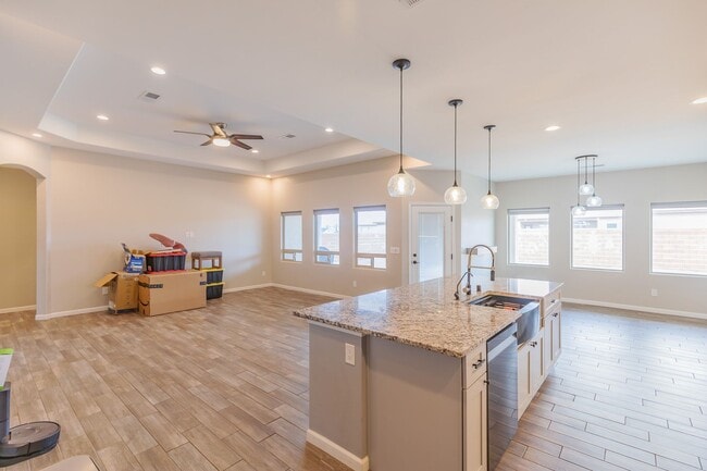 Building Photo - Modern 4 Bed 3 Bath - Pets Allowed!