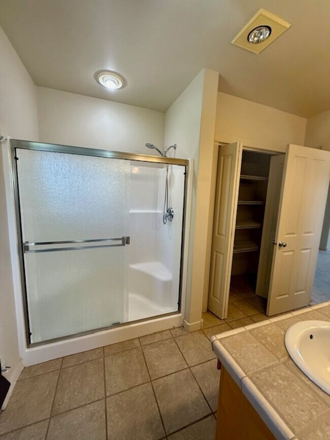 Building Photo - Charming 3 Bedroom Single-Level Home in Ba...