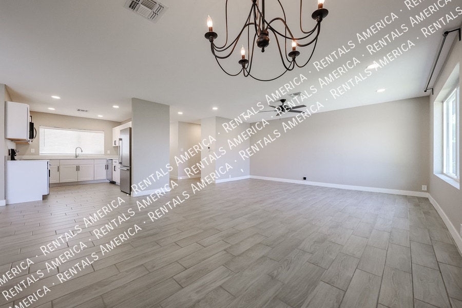 Building Photo - 2902 W Straford Dr