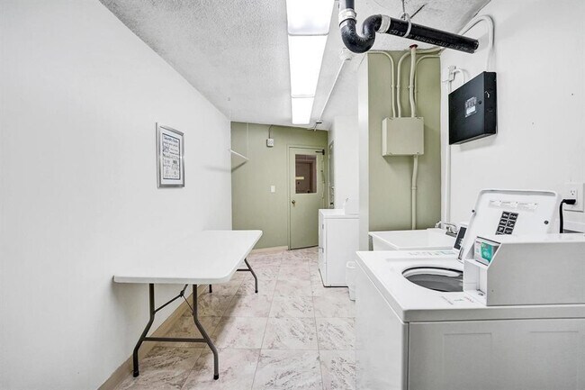 Building Photo - 100 Golden Isles Dr