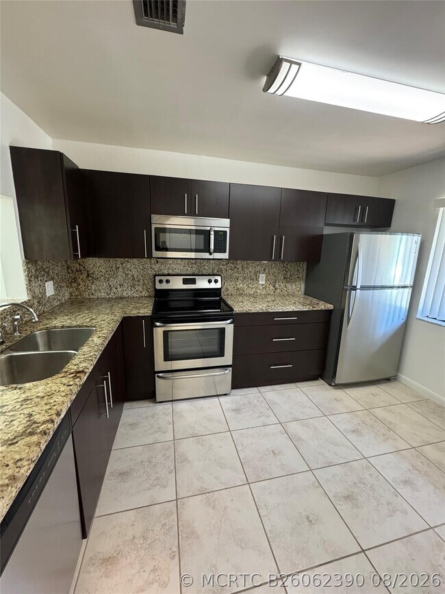 Building Photo - 445 Lakeview Dr