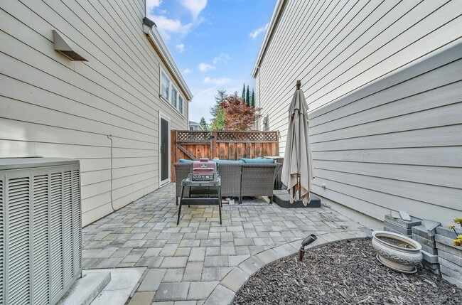 Building Photo - Beautifully updated 3-bedroom home close t...