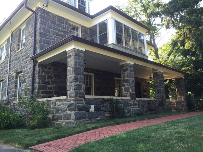 Primary Photo - 346 King St