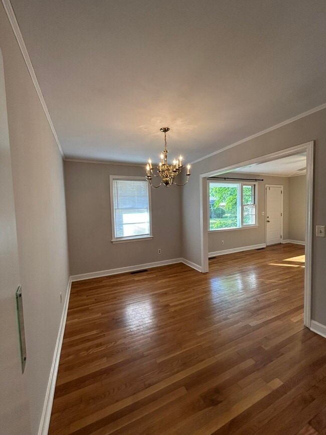 Building Photo - 523 Colonial Dr