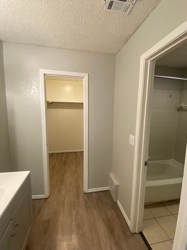 Building Photo - 3 bedroom 2 bath