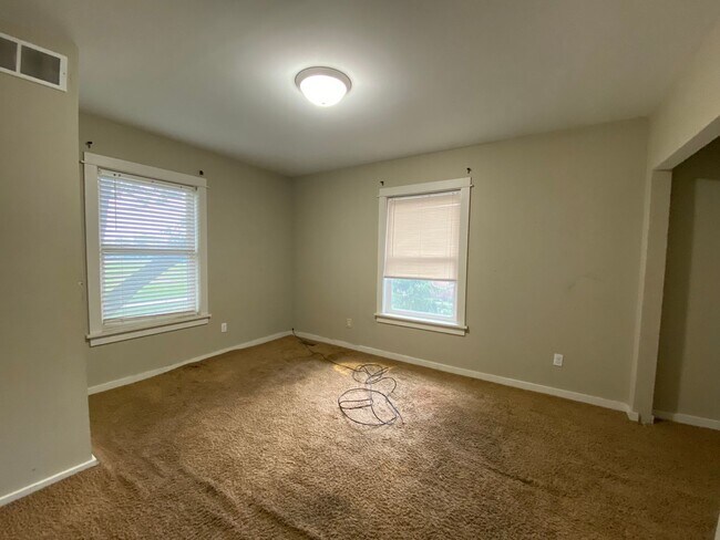 Building Photo - 923 Russel St - 3/Bed 1.5/Bath located in the Edison neighborhood