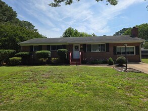 Building Photo - Beautifully renovated home in Birchwood Gardens
