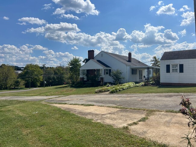 Building Photo - Spacious 4 bedroom 2.5 bath home