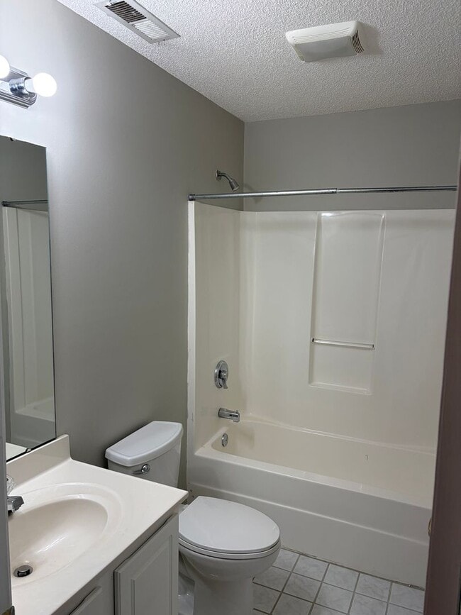 Building Photo - Charming 3 Bed 2 Bath in a gated community!!