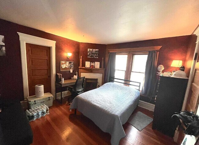 Bedroom 2 w/ Decorative Fireplace, plus 1 Smoke Detector - 1507 W Barker Ave