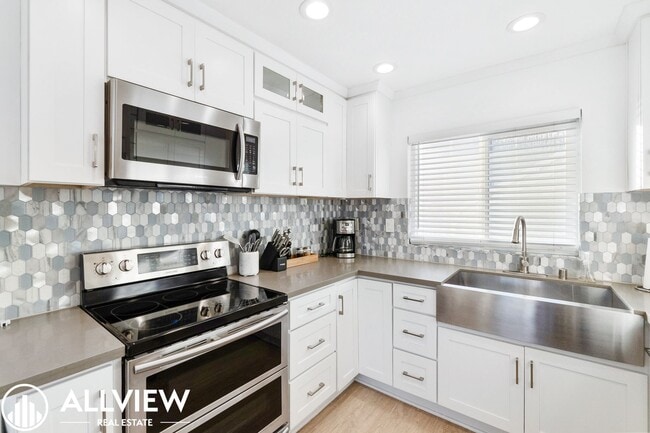 Building Photo - OCEAN VIEWS AND UPGRADED 2 BED/ 2 BATH UPP...