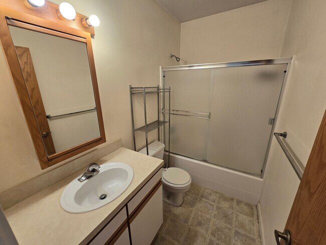 Building Photo - 190 - Adams Street Apartments - "The Canoe Club" Bldg 3