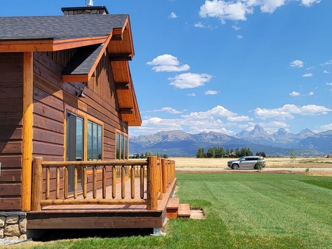 Building Photo - Spacious & Elegant 3-Bedroom Home – Flexib...