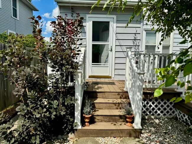 Building Photo - 265 E Markison Ave