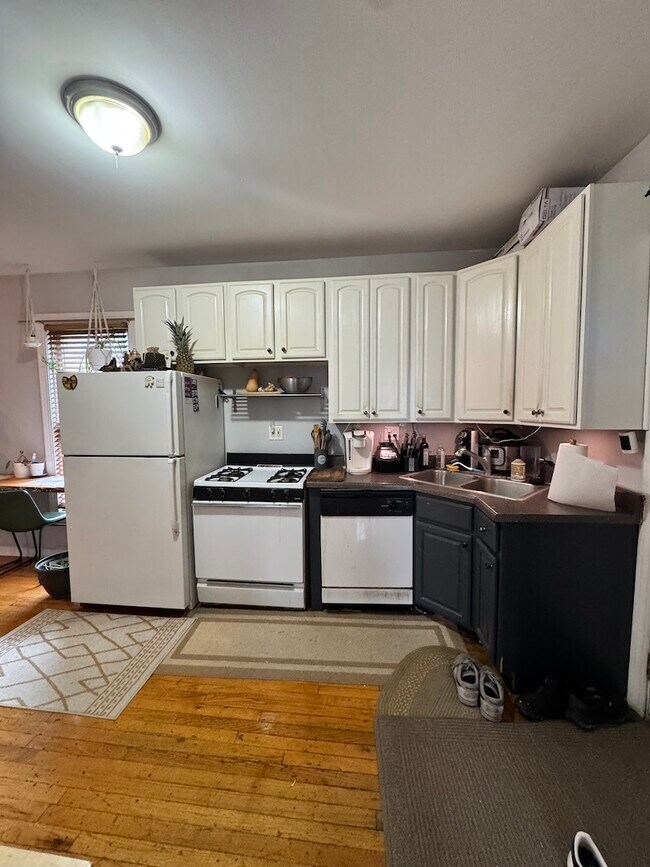 Building Photo - 2315 N Greenview Ave