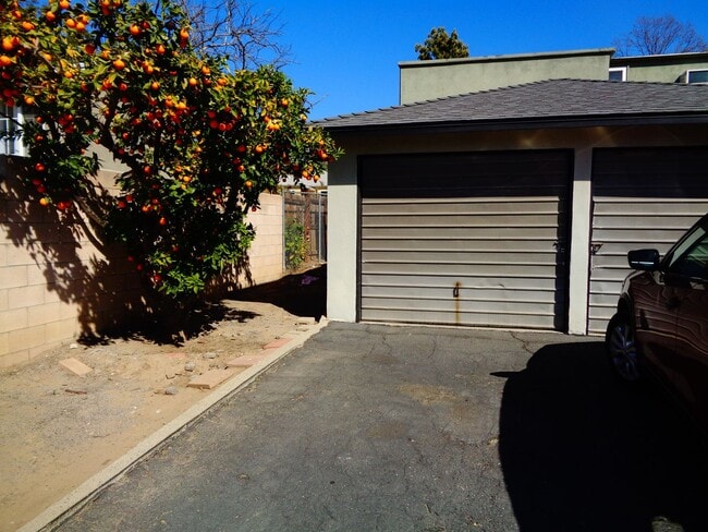 Building Photo - 2 Bedroom 1 Bath Duplex for Rent in Uptown Whittier