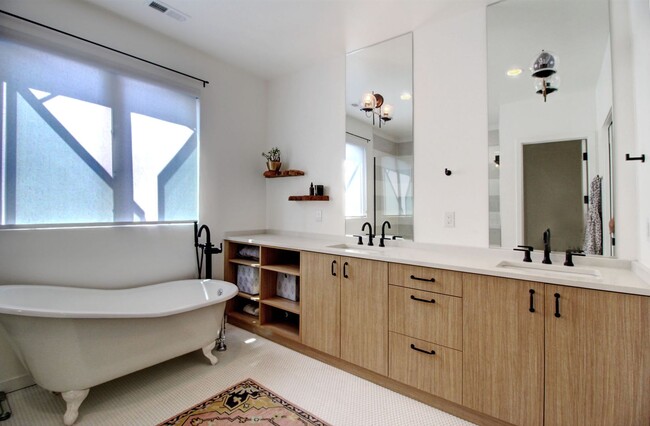 Building Photo - Luxury Living in the heart of Platte Park,...
