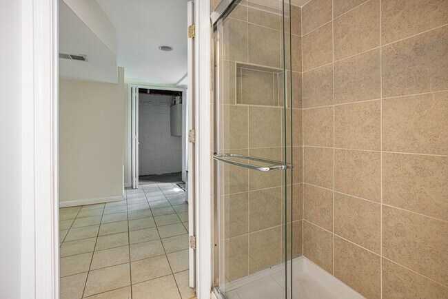 Building Photo - 2509 Crest Ave