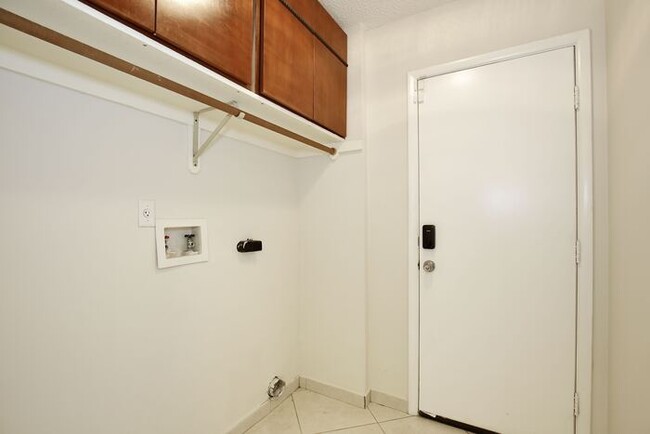 Building Photo - Beautiful 3/2 Spacious Home with a 2 Car G...