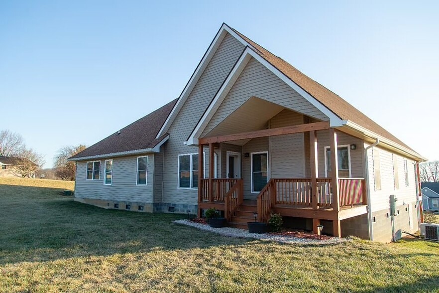 Building Photo - 208 Wind Vly Trl