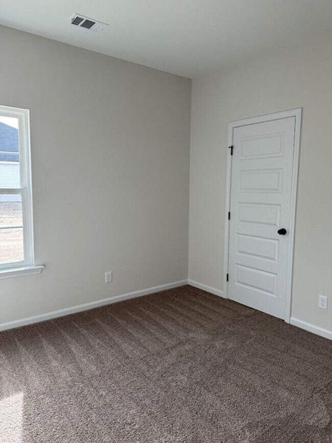 Building Photo - FOR RENT