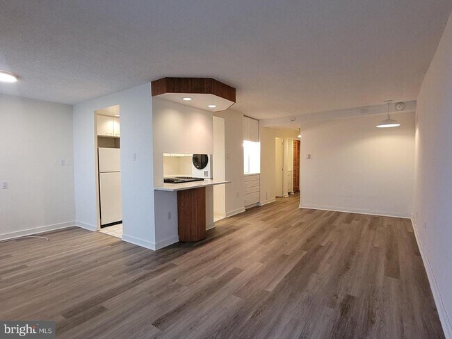 Building Photo - 604 S Washington Square