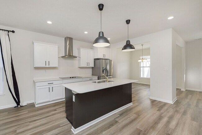 Building Photo - Beautiful 3 Bed 2.5 Bath in Central Greens...