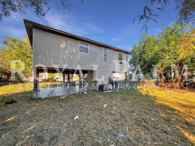 Building Photo - 2/1 Rental with W/D Hookups—Roses are Red, Lawns are Green, a Fenced Yard? That’s a Pet Lover’s D...