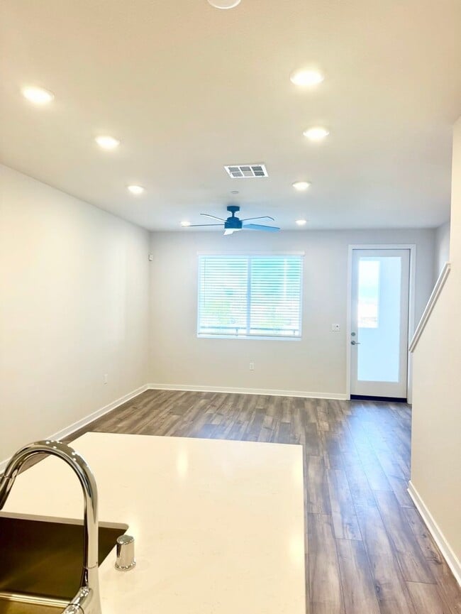 Building Photo - Beautiful New 3B/3BA Gated Community Townhome in Riverside for Lease!