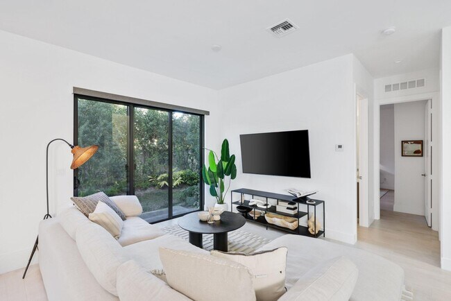 Building Photo - 2201 Florida Blvd