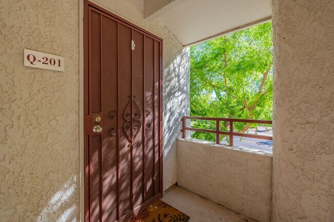 Building Photo - Available until 12/28/25 - Heart of Scottsdale