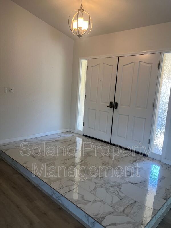 Building Photo - 142 Hillview Dr