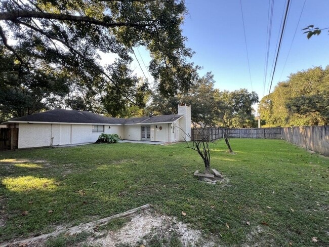 Building Photo - Newly updated!  3 bedroom, 1.5 bath home o...