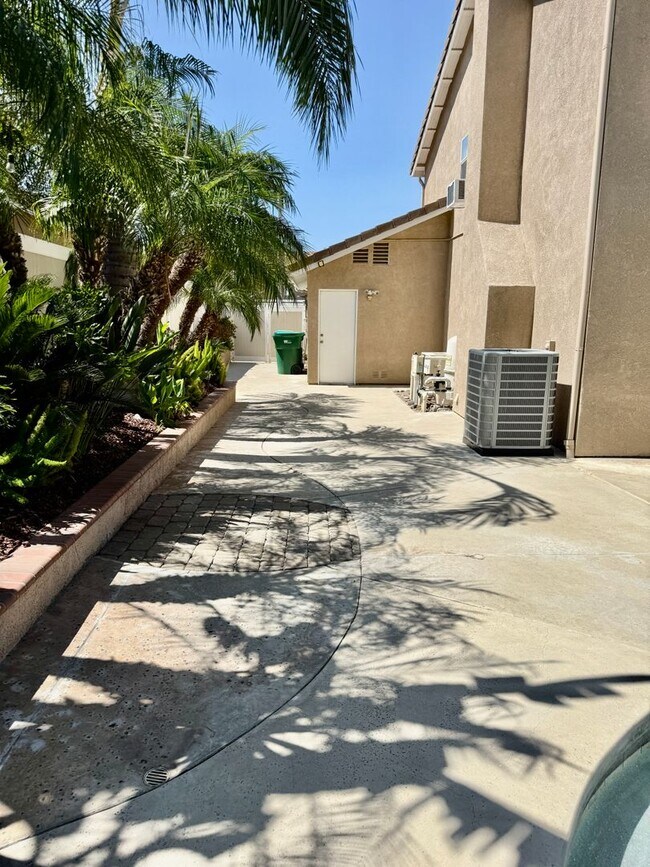 Building Photo - Executive Pool Home w/Solar