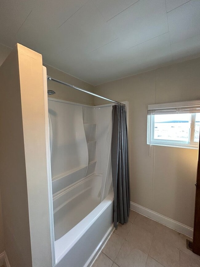 Building Photo - 1121 E 3rd St