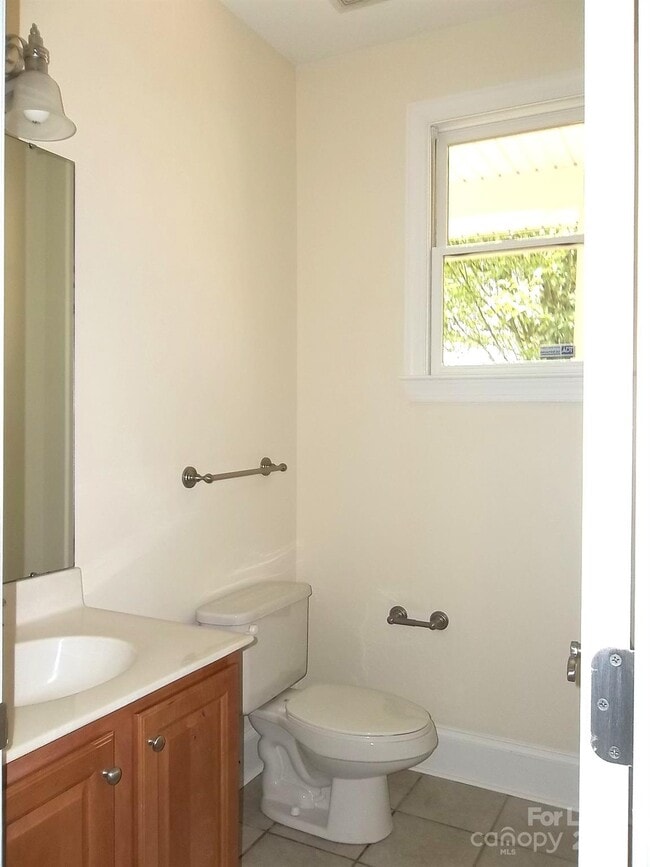 Building Photo - 1830 Hall Ave