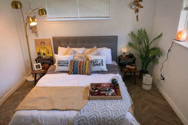 Building Photo - 1623 Hanging Cliff Dr