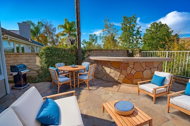 Building Photo - Northbridge 4 Bedroom Home in Valencia!