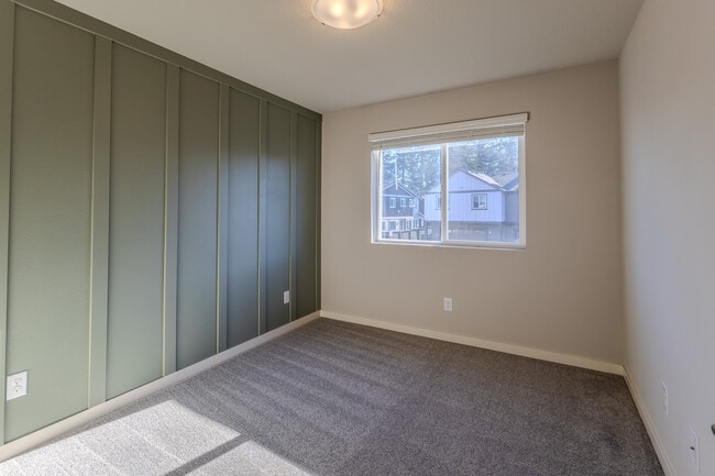 Building Photo - 6280 SE Genrosa St