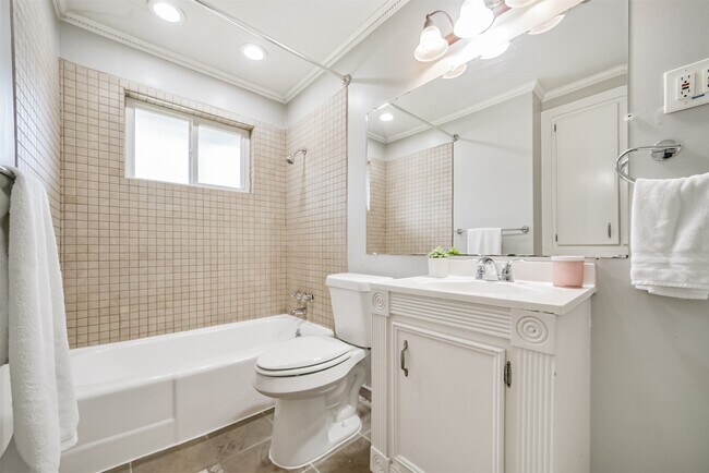 Building Photo - 5511 Kinglet St