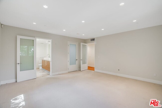 Building Photo - 1517 S Bentley Ave